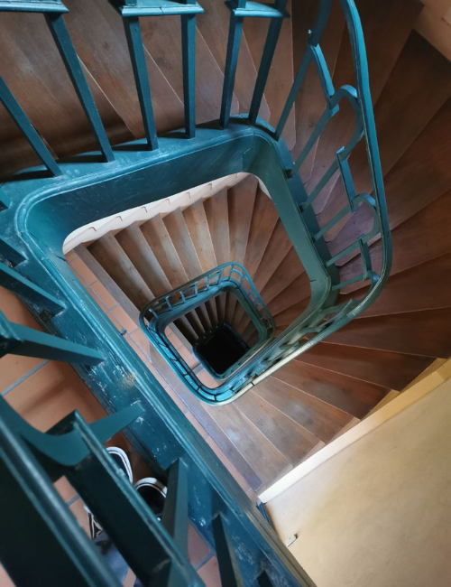 Cage d'escalier d'une copropriété toulousaine entretenue par SWAN Nettoyage