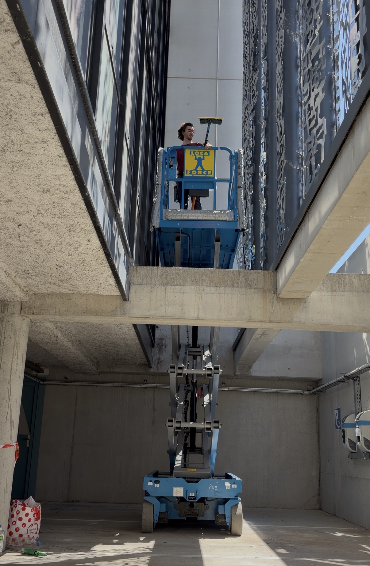 Nettoyage de vitres en hauteur avec une nacelle à Toulouse