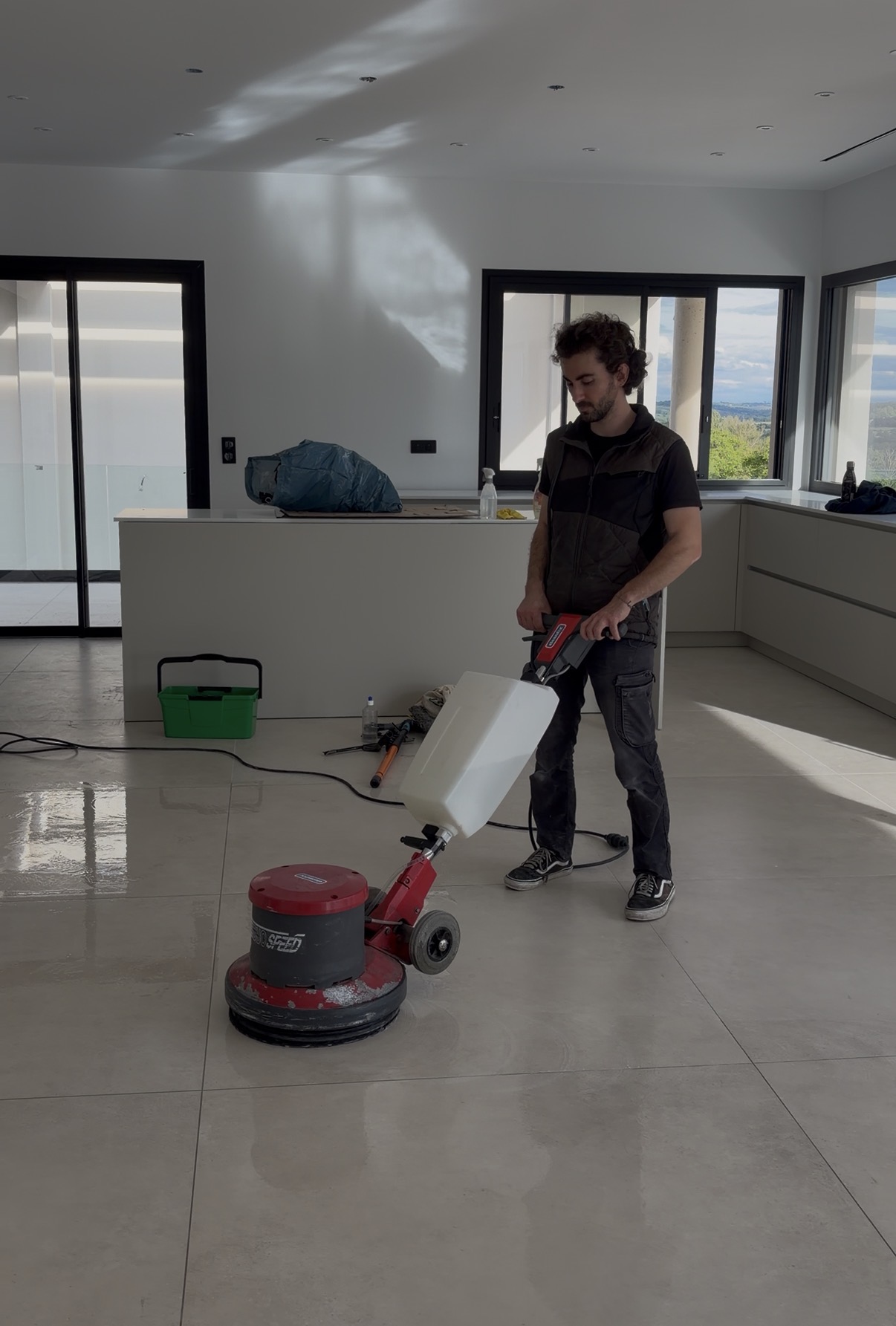 Agent SWAN Nettoyage passant une monobrosse après un chantier à Toulouse