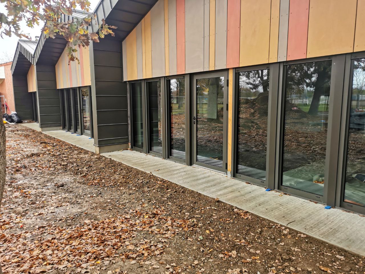 Remise en état des vitres d’une école primaire à Saint-Alban
