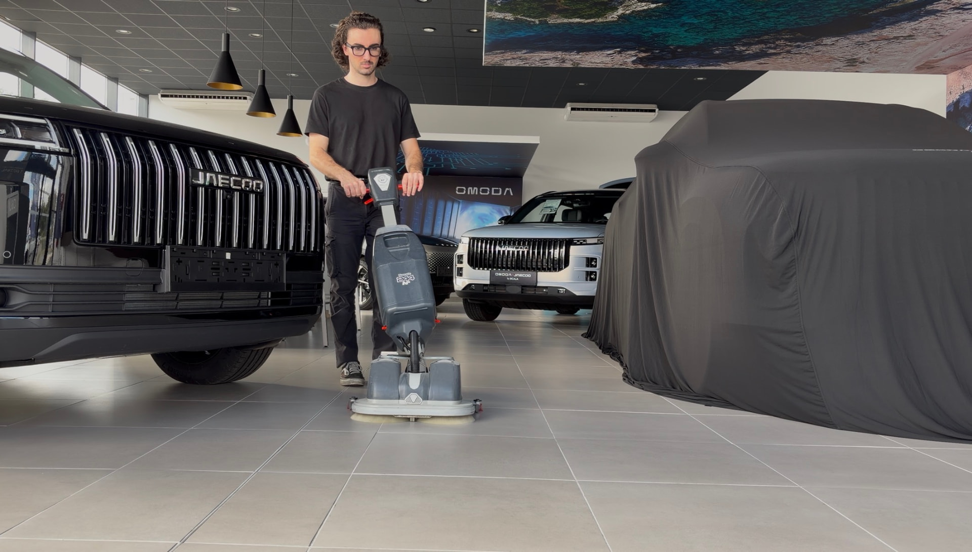 Nettoyage mécanisé des sols du showroom Omoda Jaecoo