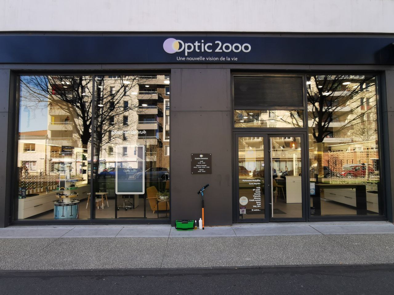 Remise en état de la vitrine du magasin Optic 2000 à Toulouse